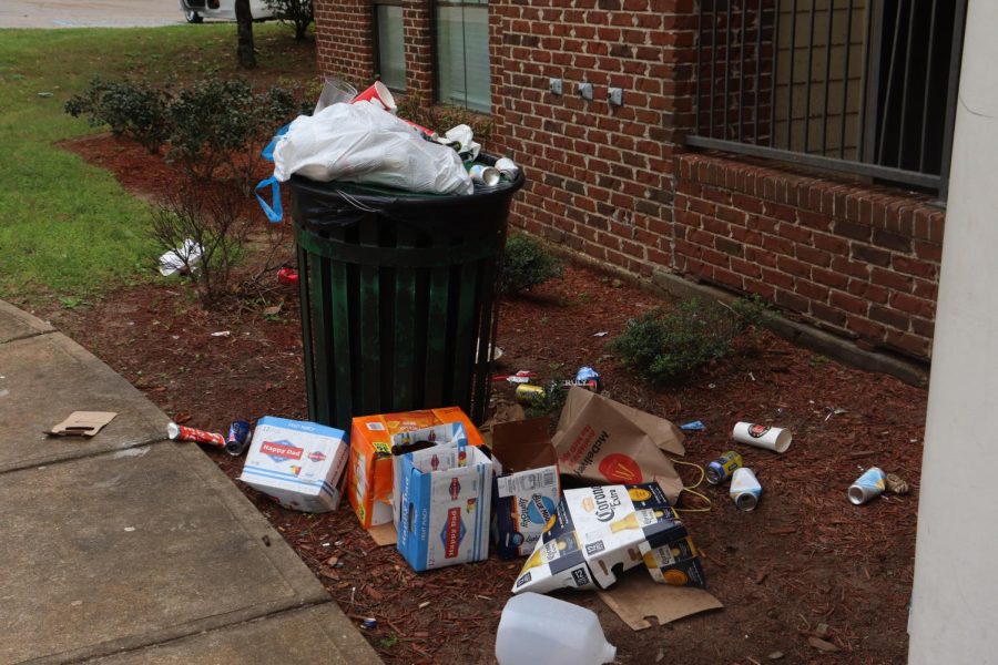 An+overflowing+trash+can+outside+a+residence+hall+before+a+visit+from+a+Greenskeepers+volunteer.